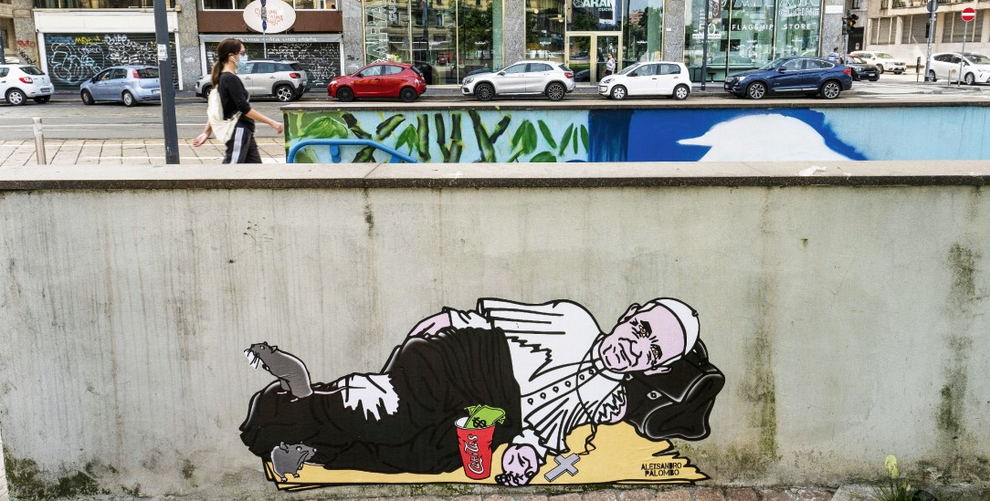Der obdachlose Papst: Graffiti des Streetartkünstlers AleXsandro Palombo im Mai 2020 in Mailand. (Foto: kna)