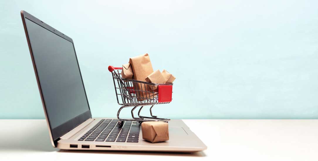 Der Wandel sind wir: Wenn wir in der Corona-Krise vermehrt online einkaufen, stärkt das vor allem Amazon, Zalando & Co. Kleine Ladengeschäfte haben es schwerer (Foto: Getty Images/iStockphoto/BogdanVj) Der Wandel sind wir: Wenn wir in der Corona-Krise vermehrt online einkaufen, stärkt das vor allem Amazon, Zalando & Co. Kleine Ladengeschäfte haben es schwerer (Foto: Getty Images/iStockphoto/BogdanVj)
