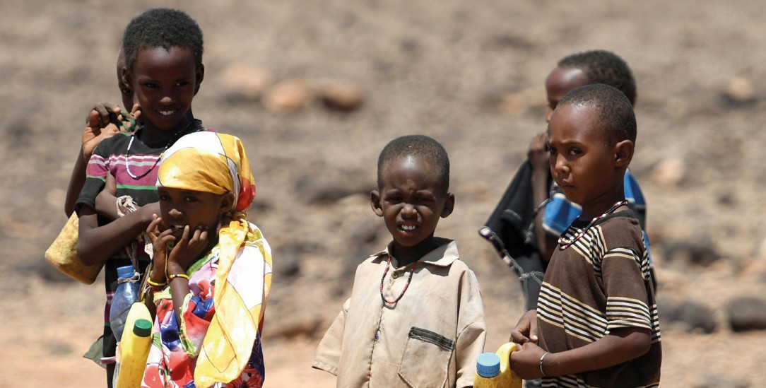Hilfe für die Ärmsten: Ein globales Grundeinkommen könnte Menschen im globalen Süden helfen, die im unterhalb der Armutsgrenze leben. (Foto: PA/ Helmut Fohringer / APA / picturedesk.com) Hilfe für die Ärmsten: Ein globales Grundeinkommen könnte Menschen im globalen Süden helfen, die im unterhalb der Armutsgrenze leben. (Foto: PA/ Helmut Fohringer / APA / picturedesk.com)