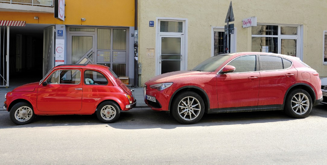Gleich und doch nicht gleich: Der Platzbedarf dieser beiden Autos ist, nun ja, unterschiedlich. (Fotos: pa/SZ Photo; Ole Spata; DStGB/Bernhardt Link) Gleich und doch nicht gleich: Der Platzbedarf dieser beiden Autos ist, nun ja, unterschiedlich. (Fotos: pa/SZ Photo; Ole Spata; DStGB/Bernhardt Link)