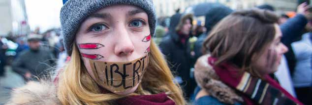 Berlin, Januar 2015: Menschen demonstrieren gegen die Bedrohung der Freiheit durch Terror in Frankreich. Wenige Tage zuvor sind mehrere Redakteure der Satire-Zeitschrift ›Charlie Hebdo‹ mitten in einer Konferenz ermordet worden. (Foto: Hanschke/Reuters)