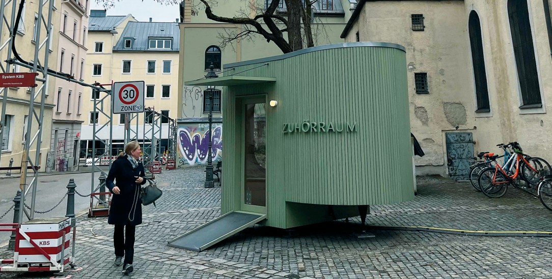 Jeder kann hereinkommen und reden: Drinnen wartet nachmittags eine ehrenamtliche Person und hört einfach zu. (Foto: Rudolf Stumberger) Jeder kann hereinkommen und reden: Drinnen wartet nachmittags eine ehrenamtliche Person und hört einfach zu. (Foto: Rudolf Stumberger)