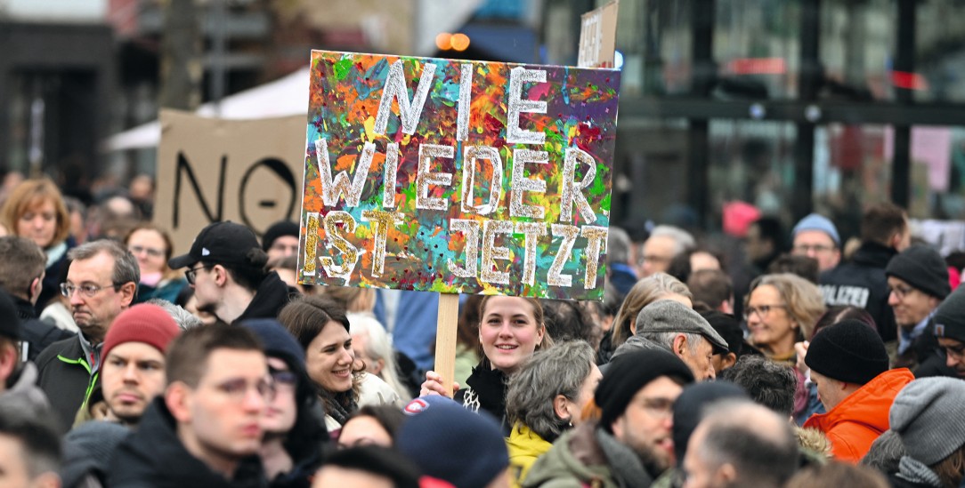 Nie wieder ist jetzt: Unter diesem Motto gehen in vielen Städten Menschen auf die Straße. (Foto: PA / Reuters / Jana Rodenbusch) Nie wieder ist jetzt: Unter diesem Motto gehen in vielen Städten Menschen auf die Straße. (Foto: PA / Reuters / Jana Rodenbusch)