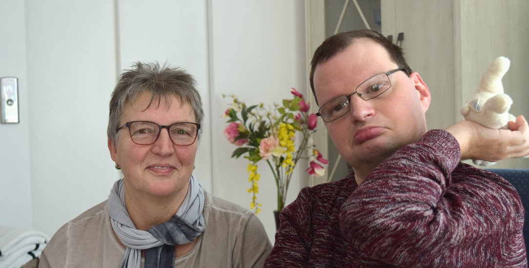 Pflegeverantwortung ein Leben lang: Simone Dahms mit ihrem Sohn Michel. (Foto: Anke Lübbert)