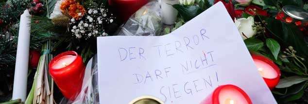 Blumen liegen in der Nähe der Gedächtniskirche in Berlin, wo am Montag bei dem Anschlag auf dem Weihnachsmarkt mindestens zwölf Menschen starben, »Der Terror darf nicht siegen« hat jemand auf ein Blatt Papier geschrieben (Foto: pa/Kappeler)