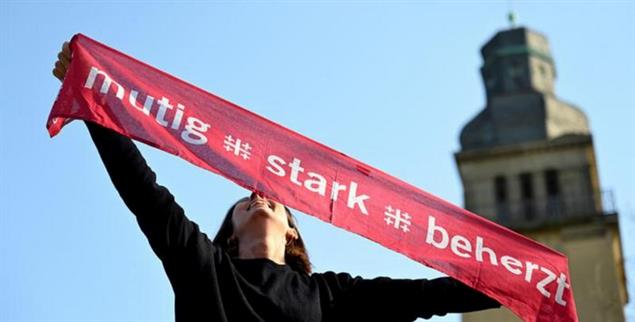Frau mit Kirchentagsschal vor der Marktkirche: Die Parole »mutig, stark, beherzt« wurde nicht immer eingelöst. (Foto: epd-bild/Heike Lyding)