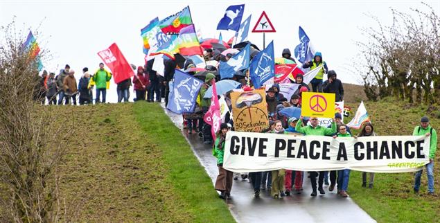 Friedenstüchtig: Ostermarsch-Teilnehmende 2024 am Fliegerhorst Büchel (Foto: PA / DPA / Thomas Frey)