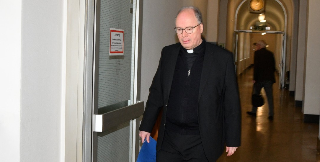 Gesteht routiniert Fehler ein: Bischof Stephan Ackermann im Saarbrücker Landgericht (Foto: pa/BeckerBredel) Gesteht routiniert Fehler ein: Bischof Stephan Ackermann im Saarbrücker Landgericht (Foto: pa/BeckerBredel)