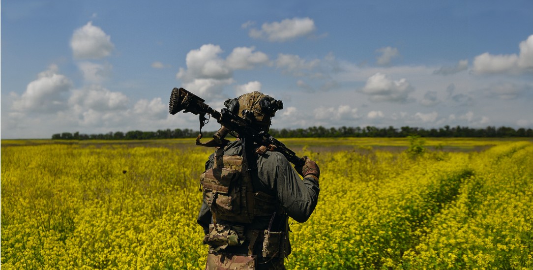 Die Kraft der Erneuerung mitten im Krieg: Blühendes Rapsfeld im Osten der Ukraine (Foto: PA / ZUMAPRESS.com / Madeleine Kelly)