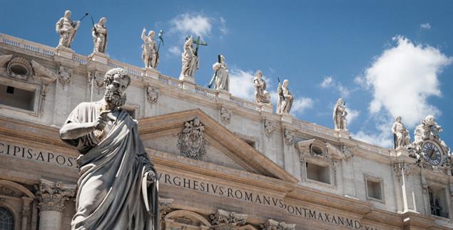 Schlüsselgewalt: Statue des Petrus vor dem Petersdom in Rom. Die Päpste sehen sich als seine Nachfolger. (Foto: Adobe Stock / pxl.store@gmail.com)