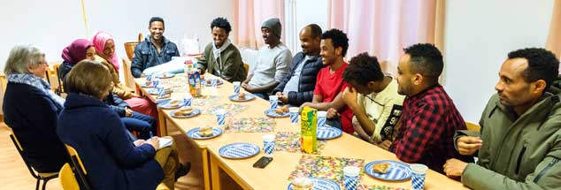 Ein paar sorglose Momente angesichts ungewisser Zukunft: Im Kloster finden die Flüchtlinge Zuwendung und Ansprache (Foto: Petersen)