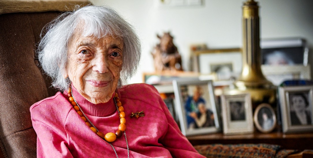 Gegen das Vergessen: Margot Friedländer in ihrer Wohnung. Sie trägt die Bernsteinkette ihrer Mutter. (Foto: IMAGO/Funke Foto Services/Maurizio Gambarini)