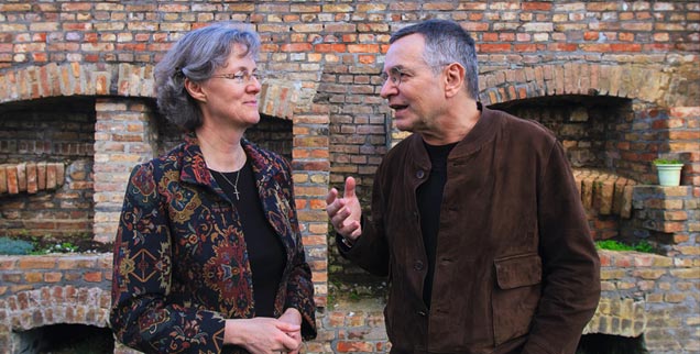 Zwei auf dem Weg nach Emmaus, mehr als 2000 Jahre nach Jesu Tod: Margareta Gruber und Patrick Roth. Sie sagt: »Die Auferstehung Jesu war wie ein Meteorit, der in der Geschichte einen Krater hinterlassen hat. Der Sog war so stark, dass viele Jünger glaubten, das Ende der Welt stünde bevor.« Er erwidert: »Die Auferstehung ereignet sich unberechenbar - auch heute, in unserem Alltag - wenn wir sie nur sehen könnten!« (Foto: Pat Meise) Zwei auf dem Weg nach Emmaus, mehr als 2000 Jahre nach Jesu Tod: Margareta Gruber und Patrick Roth. Sie sagt: »Die Auferstehung Jesu war wie ein Meteorit, der in der Geschichte einen Krater hinterlassen hat. Der Sog war so stark, dass viele Jünger glaubten, das Ende der Welt stünde bevor.« Er erwidert: »Die Auferstehung ereignet sich unberechenbar - auch heute, in unserem Alltag - wenn wir sie nur sehen könnten!« (Foto: Pat Meise)