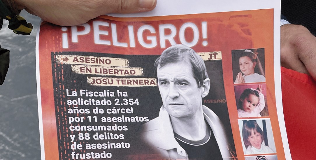 Wider das vergessen: ETA-Opfer protestieren mit Plakaten gegen die Netflix-Doku. (Foto: Manuel Meyer) Wider das vergessen: ETA-Opfer protestieren mit Plakaten gegen die Netflix-Doku. (Foto: Manuel Meyer)