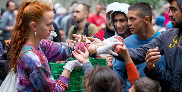 Die Helfer, oft bis zur Erschöpfung im Einsatz für Flüchtlinge: Wie lange halten sie noch durch? (Foto: Hanschke/Reuters) Die Helfer, oft bis zur Erschöpfung im Einsatz für Flüchtlinge: Wie lange halten sie noch durch? (Foto: Hanschke/Reuters)