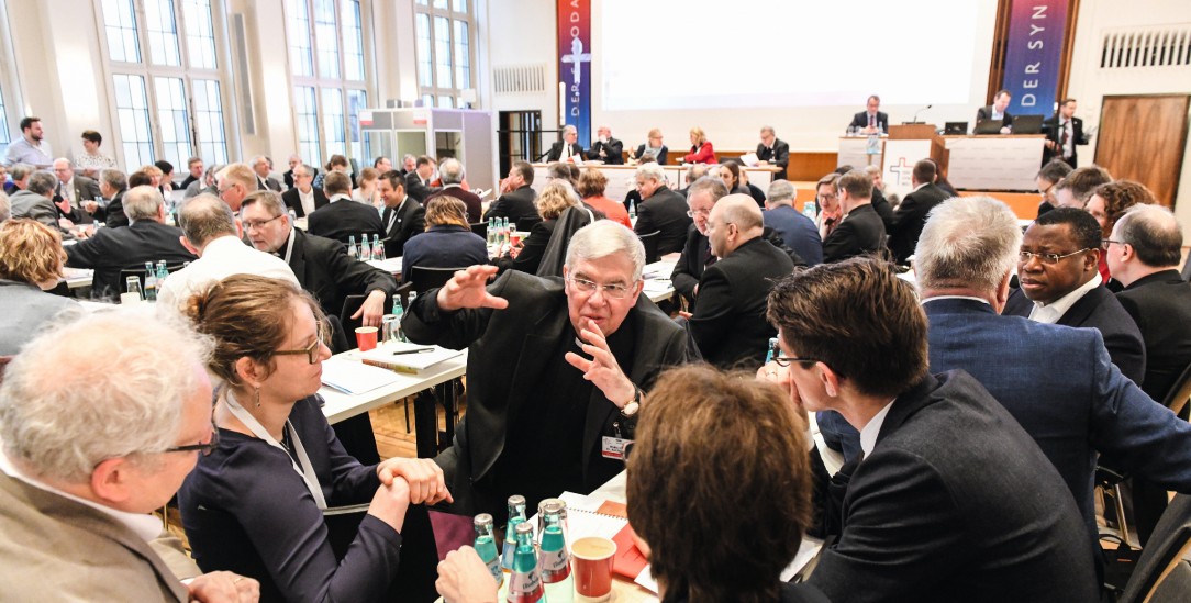 Redet miteinander und handelt: Teilnehmer der Synodalversammlung am 31. Januar 2020 im Dominikanerkloster in Frankfurt. Unter ihnen Karlheinz Diez (m.), Weihbischof in Fulda. (Foto: KNA) Redet miteinander und handelt: Teilnehmer der Synodalversammlung am 31. Januar 2020 im Dominikanerkloster in Frankfurt. Unter ihnen Karlheinz Diez (m.), Weihbischof in Fulda. (Foto: KNA)