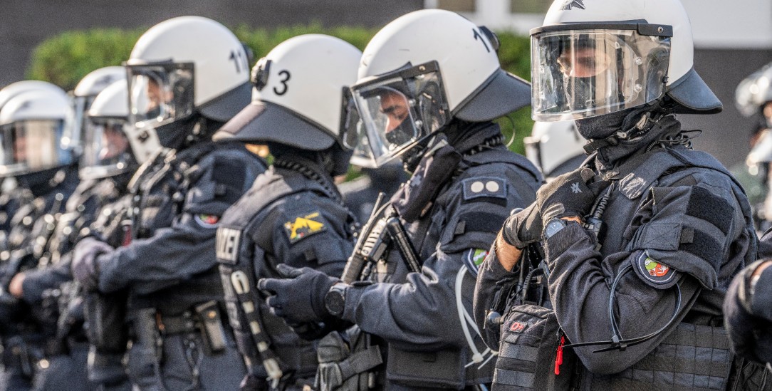 Im Einsatz: Eine Studie über politische Einstellungen bei der Hamburger Polizei offenbart rechtes Gedankengut. (Foto: PA/Jochen Tack) Im Einsatz: Eine Studie über politische Einstellungen bei der Hamburger Polizei offenbart rechtes Gedankengut. (Foto: PA/Jochen Tack)