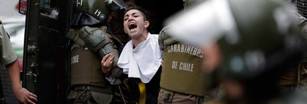 Aktivisten-Protest schon beim Besuch des - damals noch konflikttauben - Papstes in Chile im Januar: Der massenhafte sexuelle Missbrauch von Kindern, Jugendlichen, Frauen und Männern durch Geistliche der katholischen Kirche bringt die chilenische Kirche an den Abgrund. (Foto: pa/ap/Caivano)


