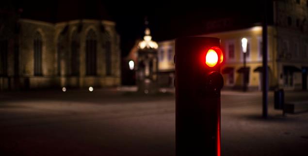 Ausgang verboten: Nach 22 Uhr darf man nur noch in Ausnahmefällen draußen unterwegs sein. (Foto: Kirchner-Media/Wedel)