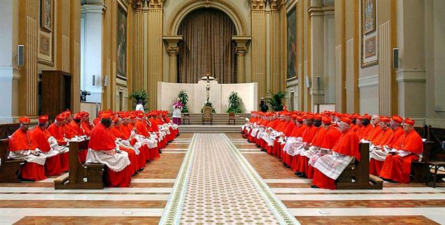 Zwischen dem 5. und 10. Mai wird das Konklave beginnen, bereits jetzt kommen die Kardinäle im Vatikan zusammen. So wie hier im Jahr 2005, bevor sie Joseph Ratzinger zum Papst wählten. (Foto: pa/epa/Osservatore Romano)