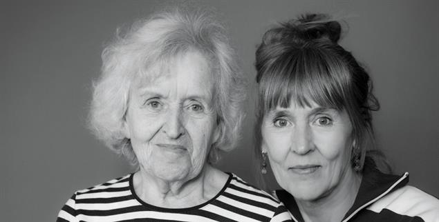 Die Aachener Fotografin Gudrun Petersen unterstützt ihre 88-jährige Mutter Hildegard im Alltag: bei Arztbesuchen, bei Bankgeschäften, im Haushalt. Sie war neugierig, wie andere in ihrer Situation es meistern, wenn sich die Rollen umkehren. (Foto: Gudrun Petersen)